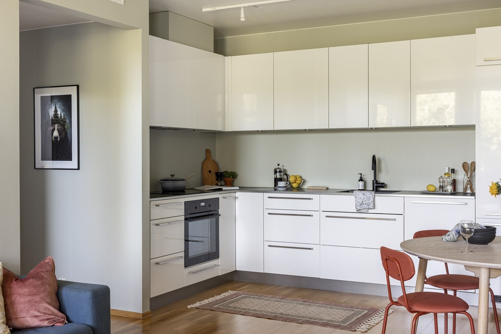 I 2020 ble nye LED-lysskinner med spotter, inkludert dimmer, montert i kjøkken og stue. Galleribilde