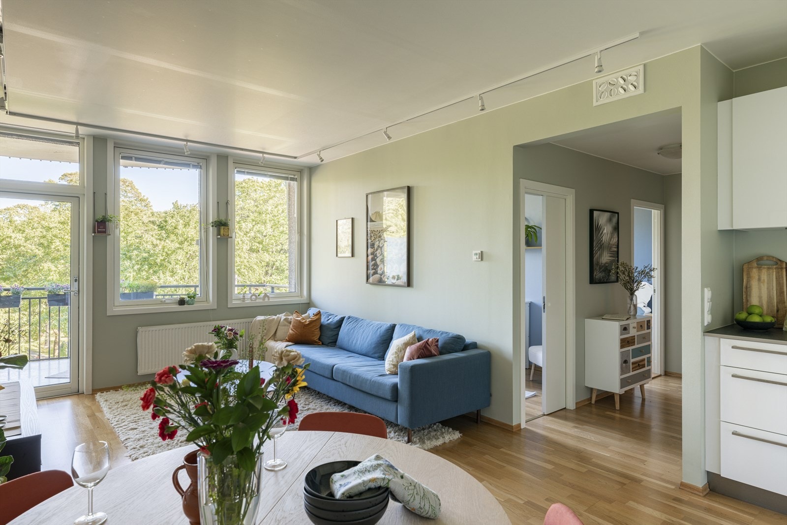 De store vindusflatene i stuen slipper inn rikelig med naturlig lys og gir et pent utsyn. Galleribilde