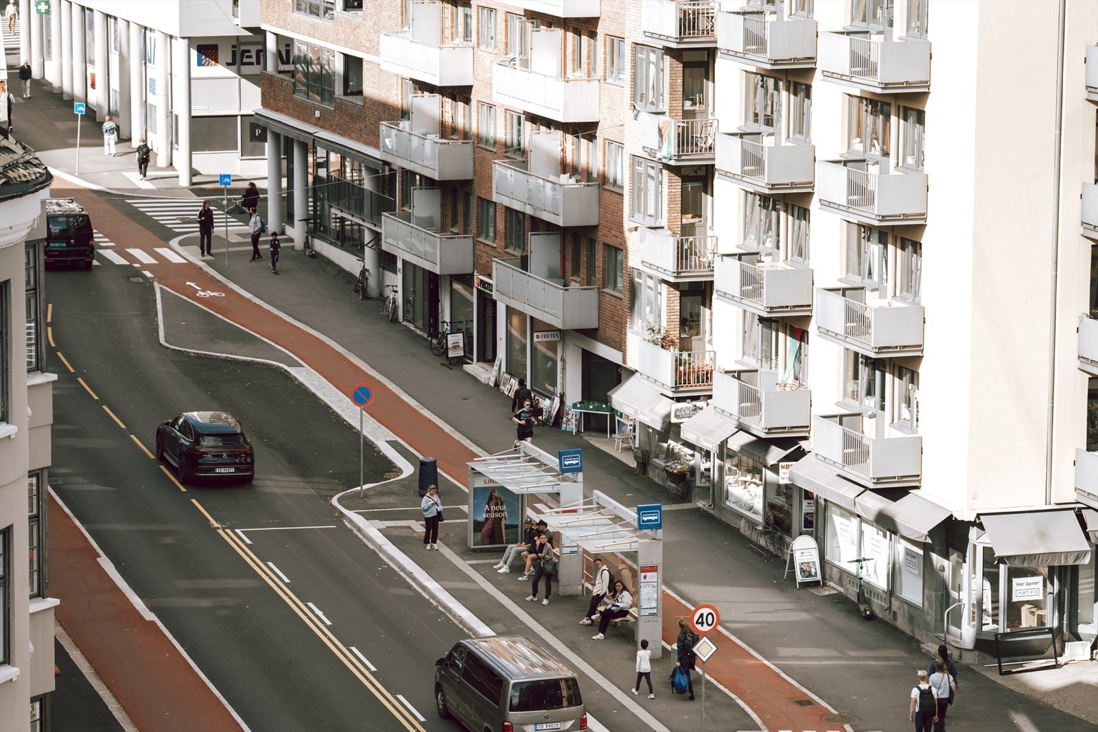 God tilgang på offentlig kommunikasjon med flere busser og trikker i alle retninger. Galleribilde