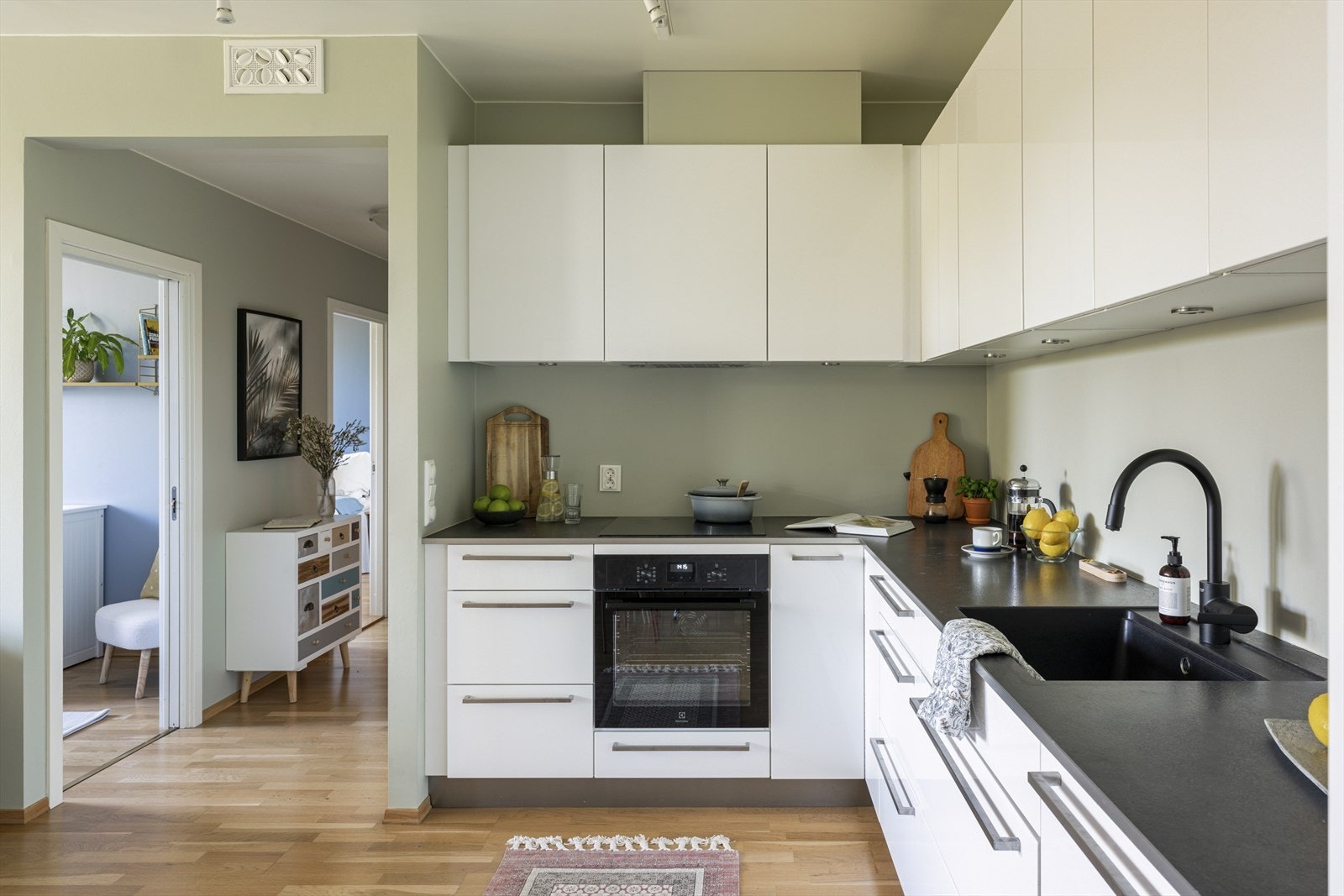 I 2024 ble det installert lekkasjestopper og nytt blandebatteri, samt en ny Electrolux stekeovn. Galleribilde