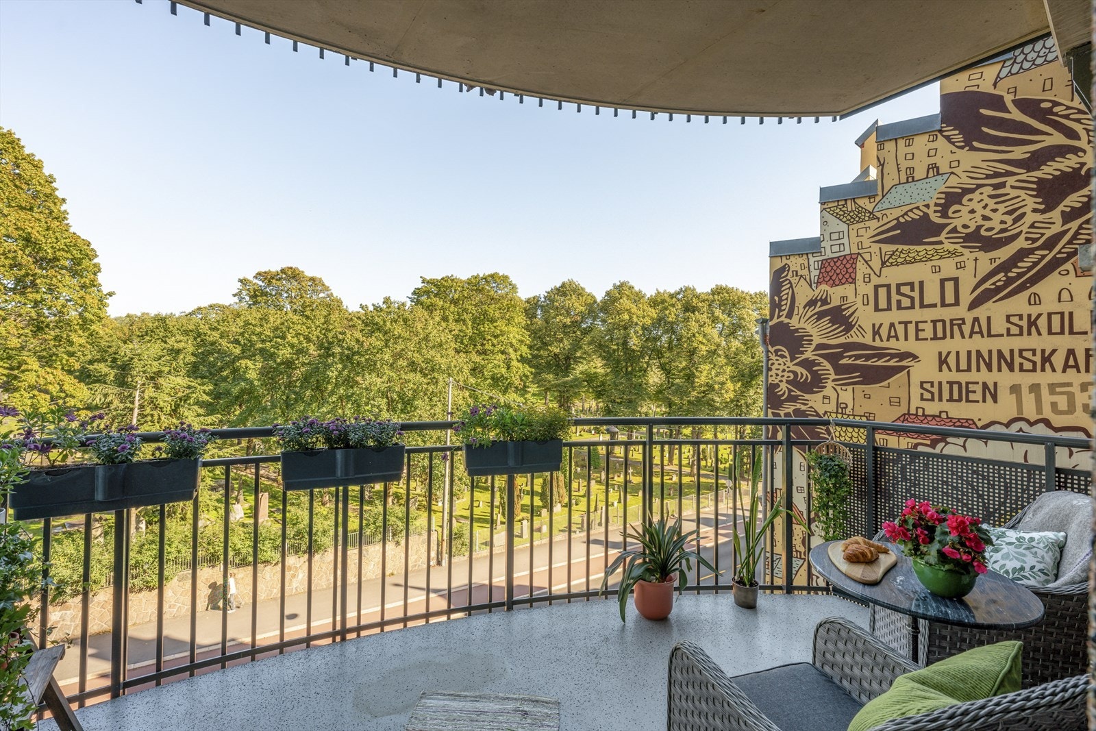 Leiligheten er lys med gjennomgående fin standard, og har en attraktiv beliggenhet i Pilestredet park. Galleribilde