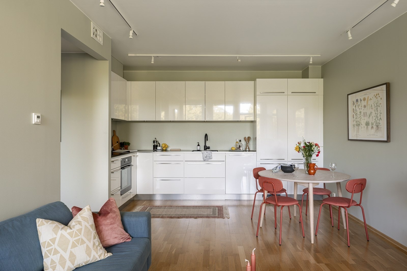 Her finner du integrert platetopp, stekeovn, oppvaskmaskin og kjøl/fryseskap. Galleribilde