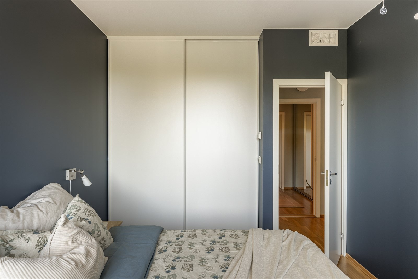 Her finner du også en skyvedørsgarderobe som gir rikelig med oppbevaringsplass. Galleribilde