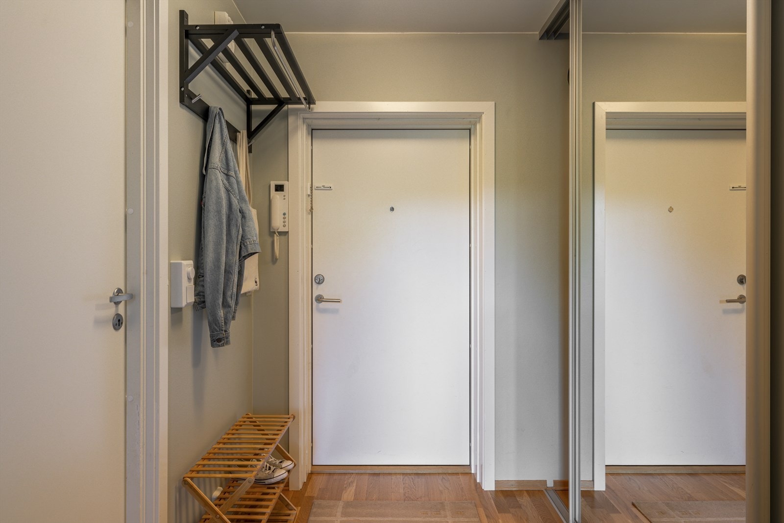 Den store skyvedørsgarderoben gir rikelig med plass til oppbevaring av klær og sko, og gir samtidig et praktisk og ryddig inngangsparti. Galleribilde