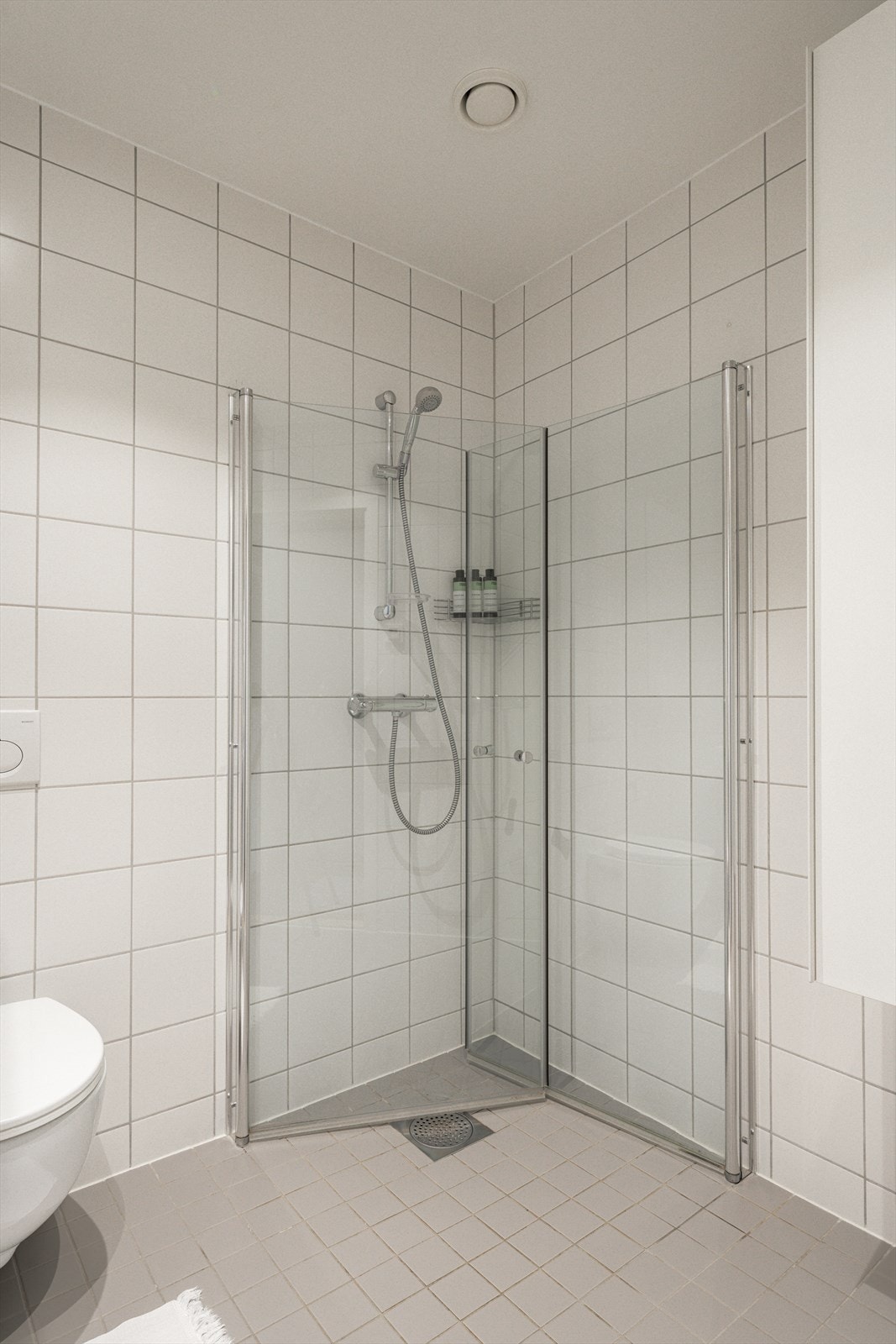 I 2024 ble det installert ny dør og LED-belysning med dimmer, og i 2021 ble nytt dusjkabinett og nye fuger mellom gulv og vegger lagt. Galleribilde