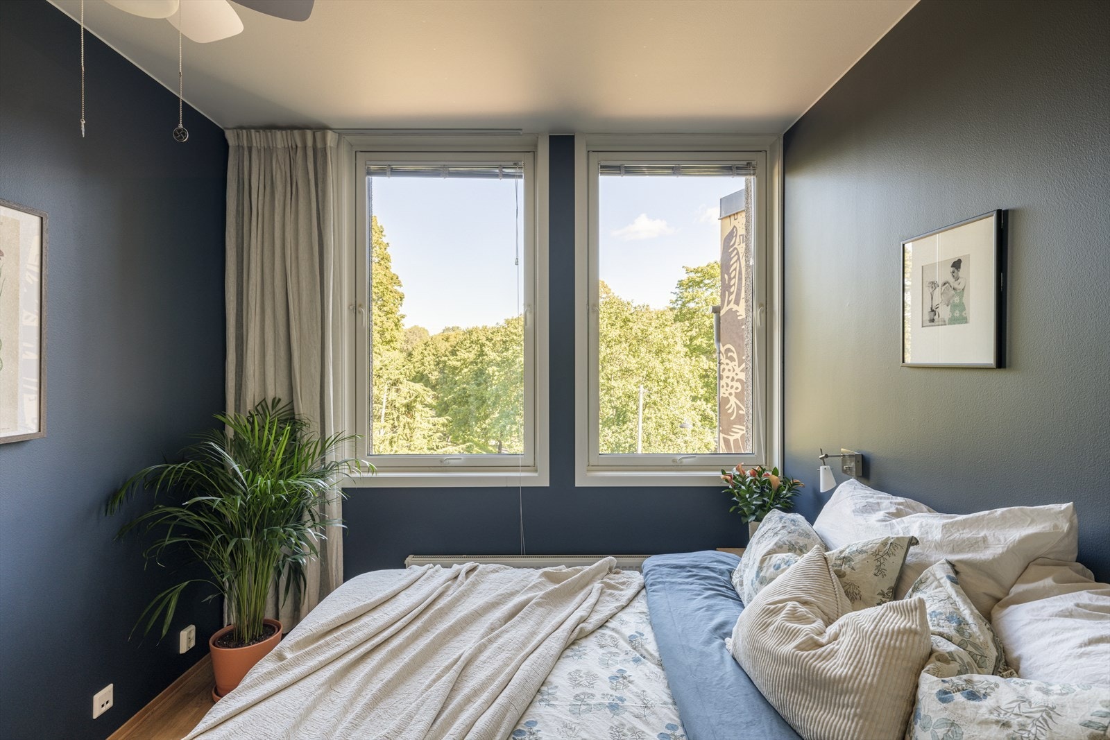 Rommet gir plass til en dobbeltseng med nattbord på hver side. Galleribilde