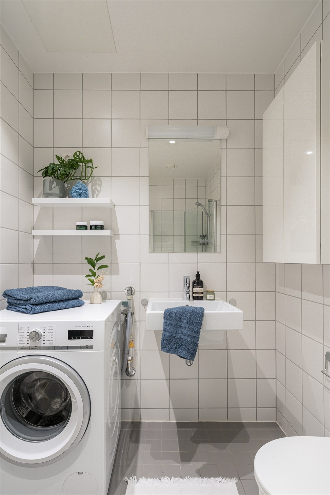 Badet er innredet med malte plater i himlingen, innfelte downlights og flislagte vegger, og gulv med vannbåren gulvvarme sikrer komfort på kalde dager. Galleribilde