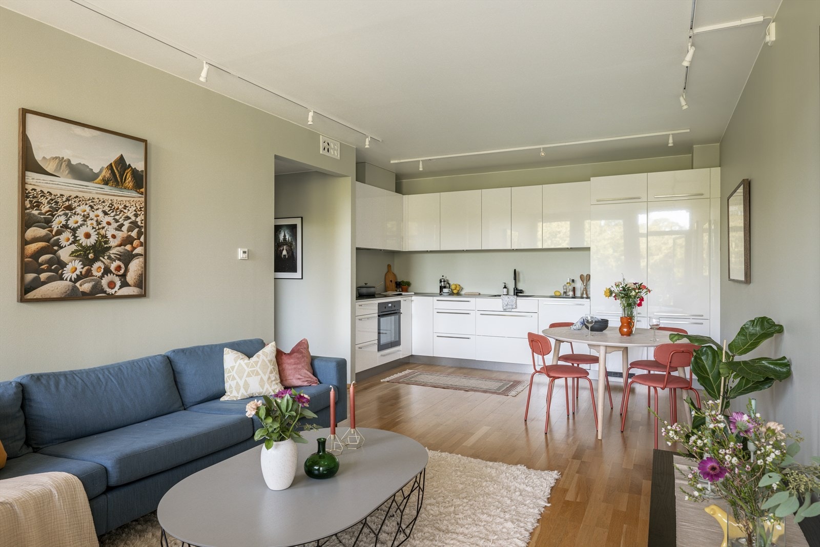 I 2022 ble alle vegger i stuen og øvrige rom (med unntak av det minste soverommet og badet) malt av faglært. Galleribilde