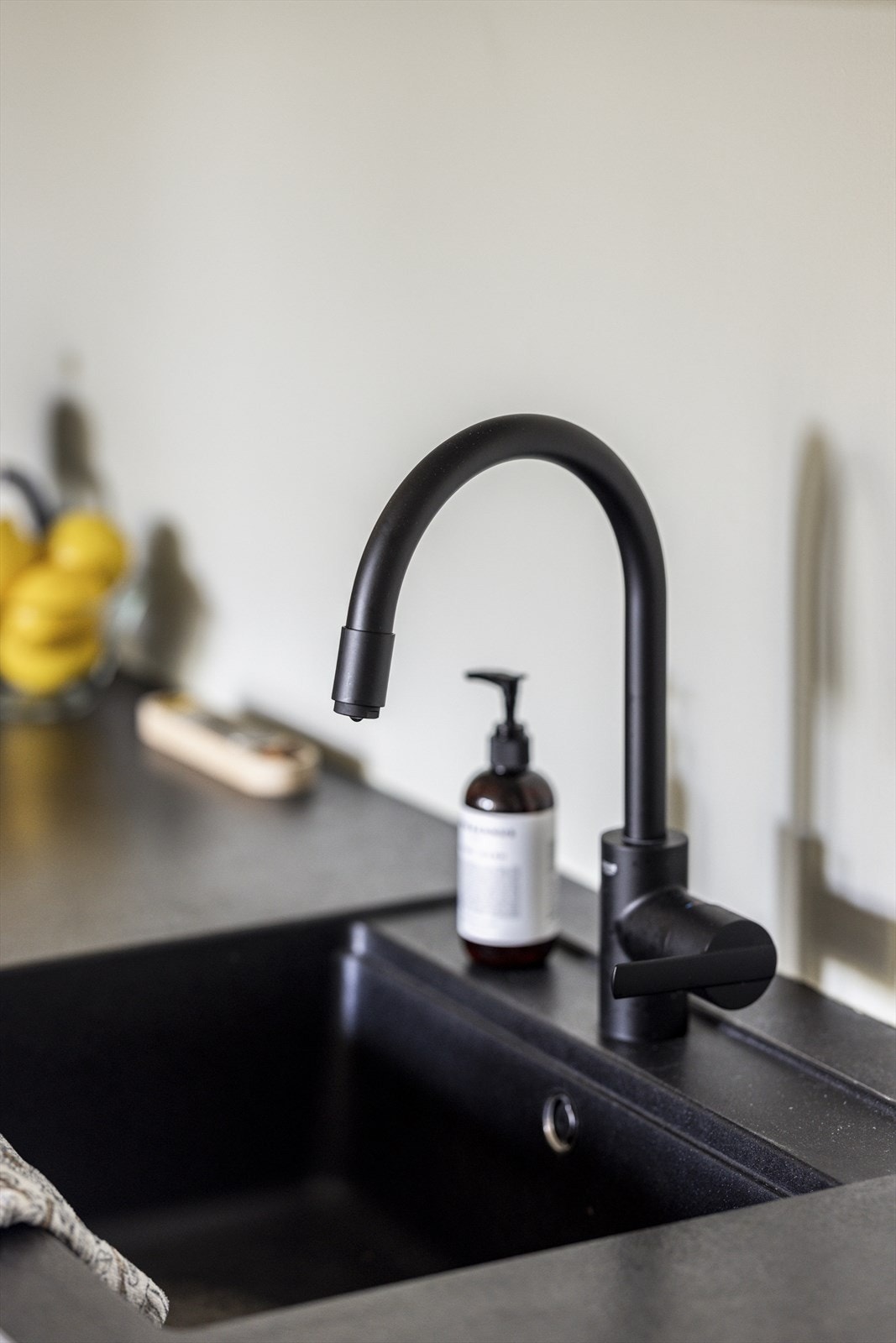 Kjøkkenet er utstyrt med moderne, glatte fronter og laminat benkeplate med nedfelt vask. Galleribilde