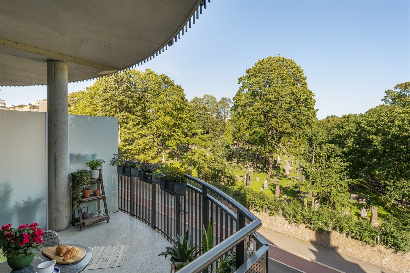 Her er det rikelig med plass til både utemøbler, planter og grill Galleribilde