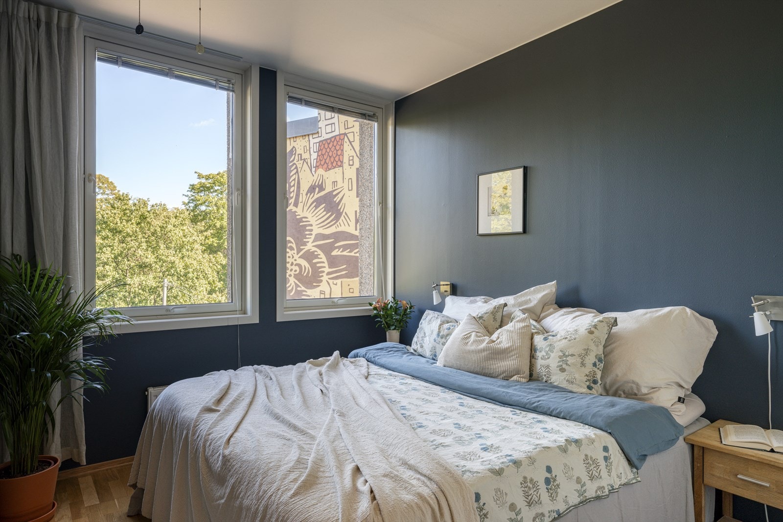 Hovedsoverommet er luftig med store vindusflater, og er malt i en mørkere blåfarge som innbyr til avslapning. Galleribilde