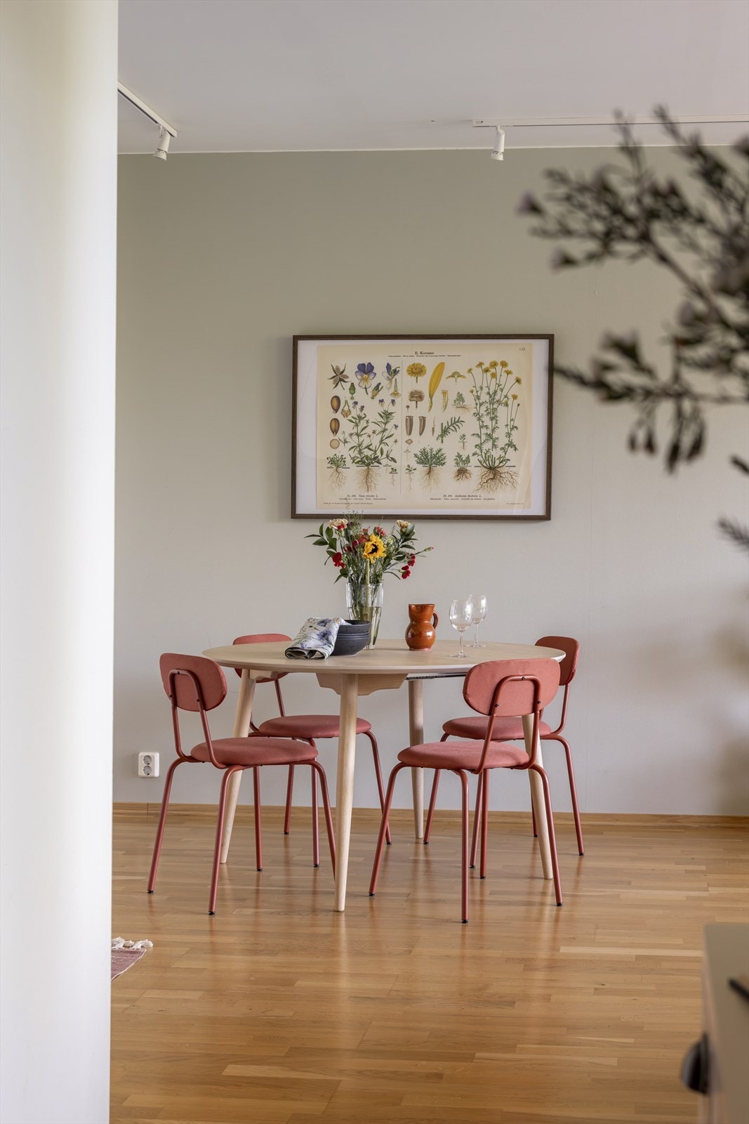 Fin sone for spisebord mellom stue- og kjøkkensonen. Galleribilde