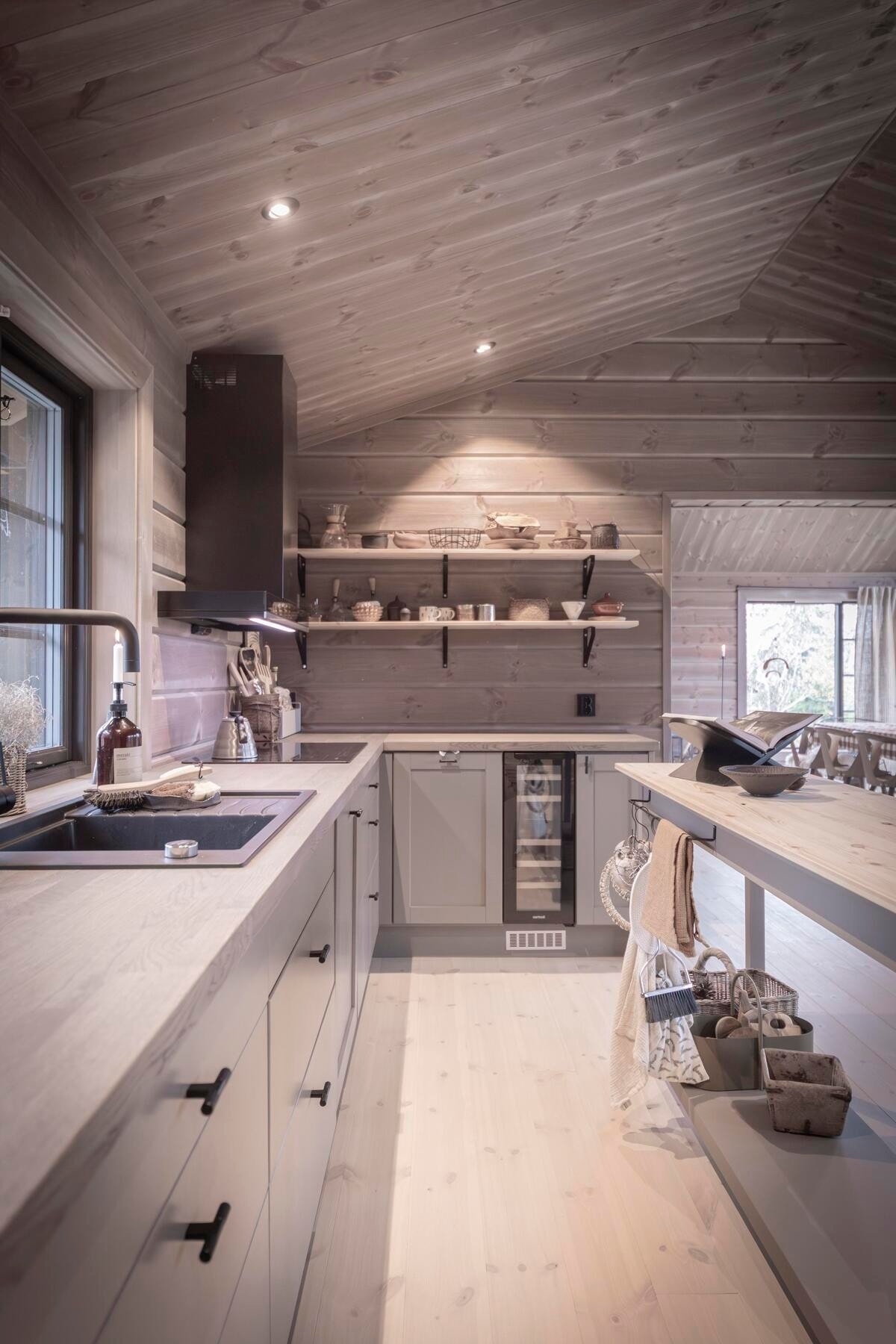 Foto fra en kjøkken i en tilsvarende spesialtilpasset hytte Galleribilde