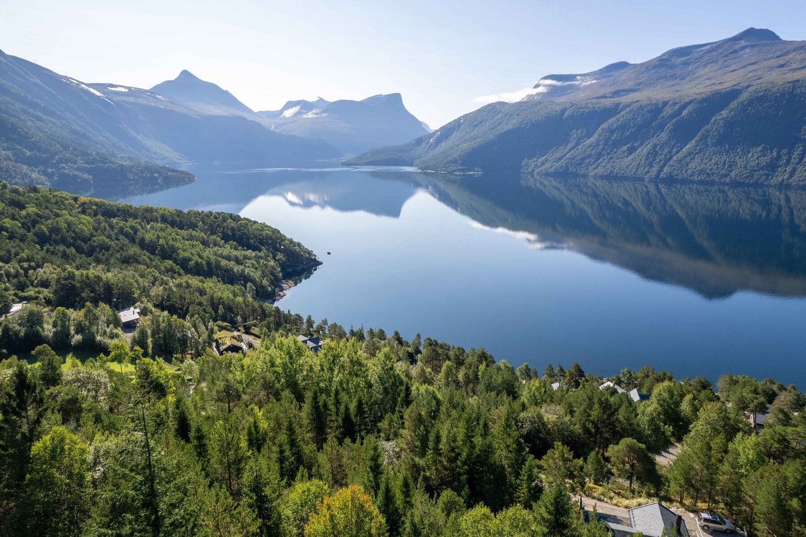 Nydelig område! Dronefoto over tomteområdet og innover Eresfjorden Galleribilde