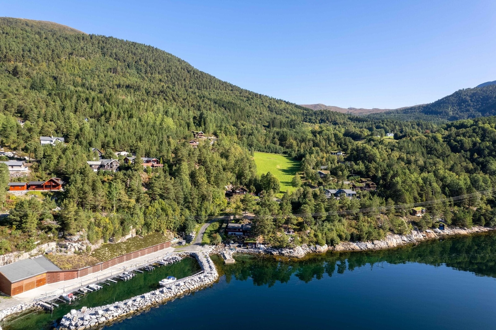 Fra tomteområdet mot fjellene bak Galleribilde