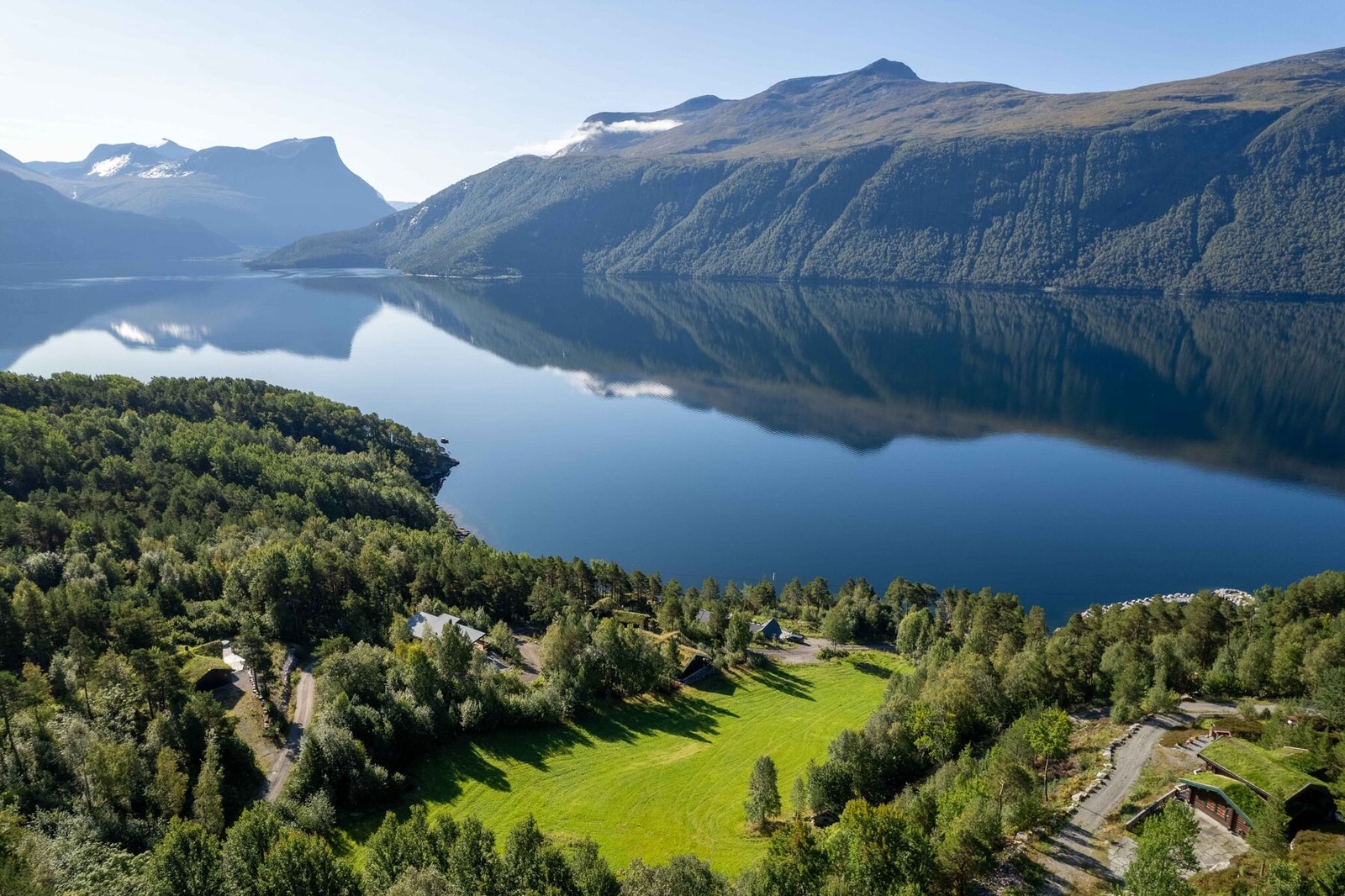 For en vakker plass! Her rett over tomteområdet i Eresfjorden Galleribilde