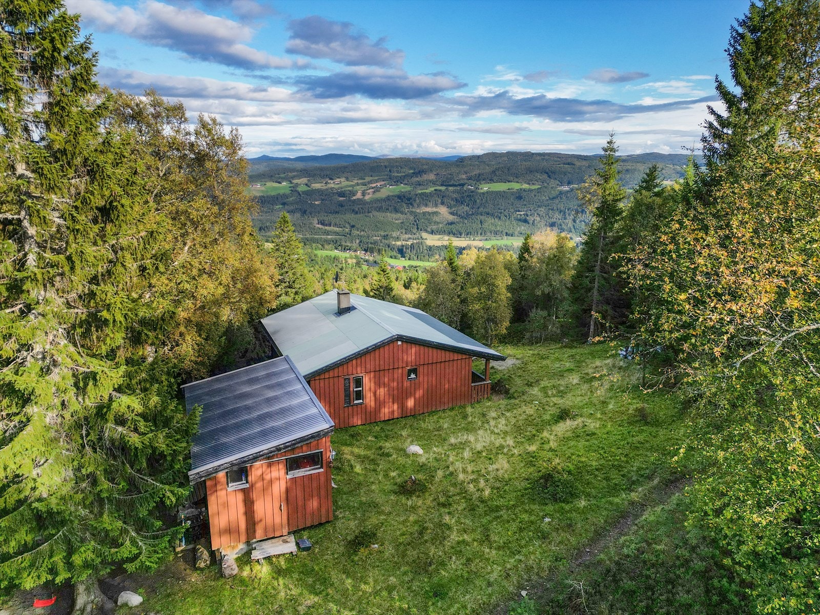 Velkommen til denne usjenert beliggende eiendommen, like ved Gynnildfjellet i Soknedal! Galleribilde
