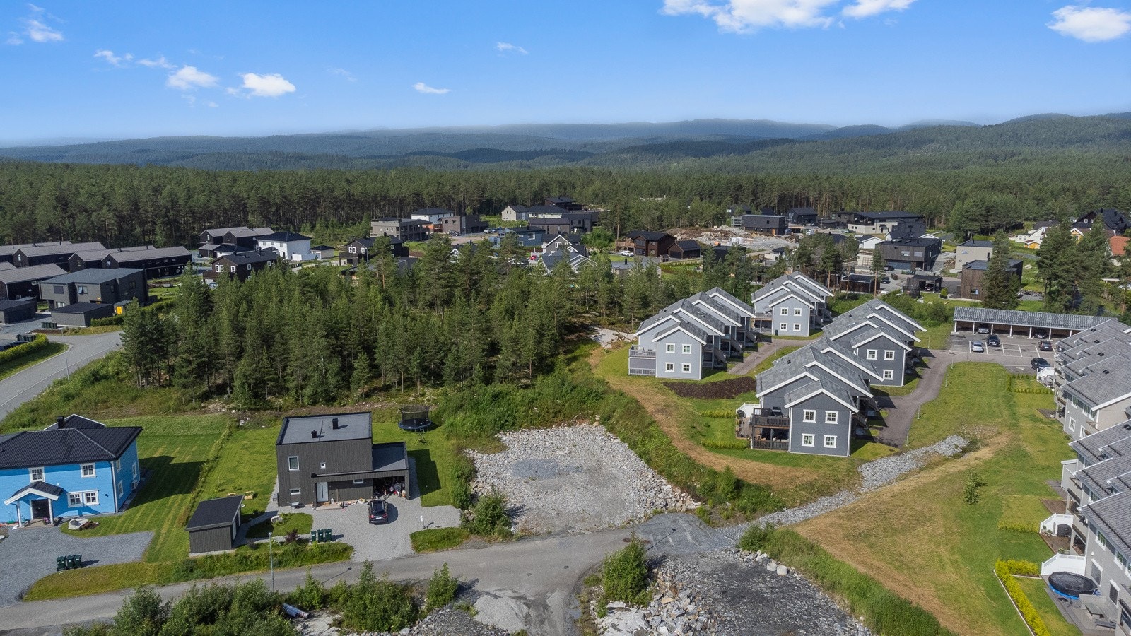 Selveiertomt med god intern beliggenhet. Grenser mot friområde. Galleribilde