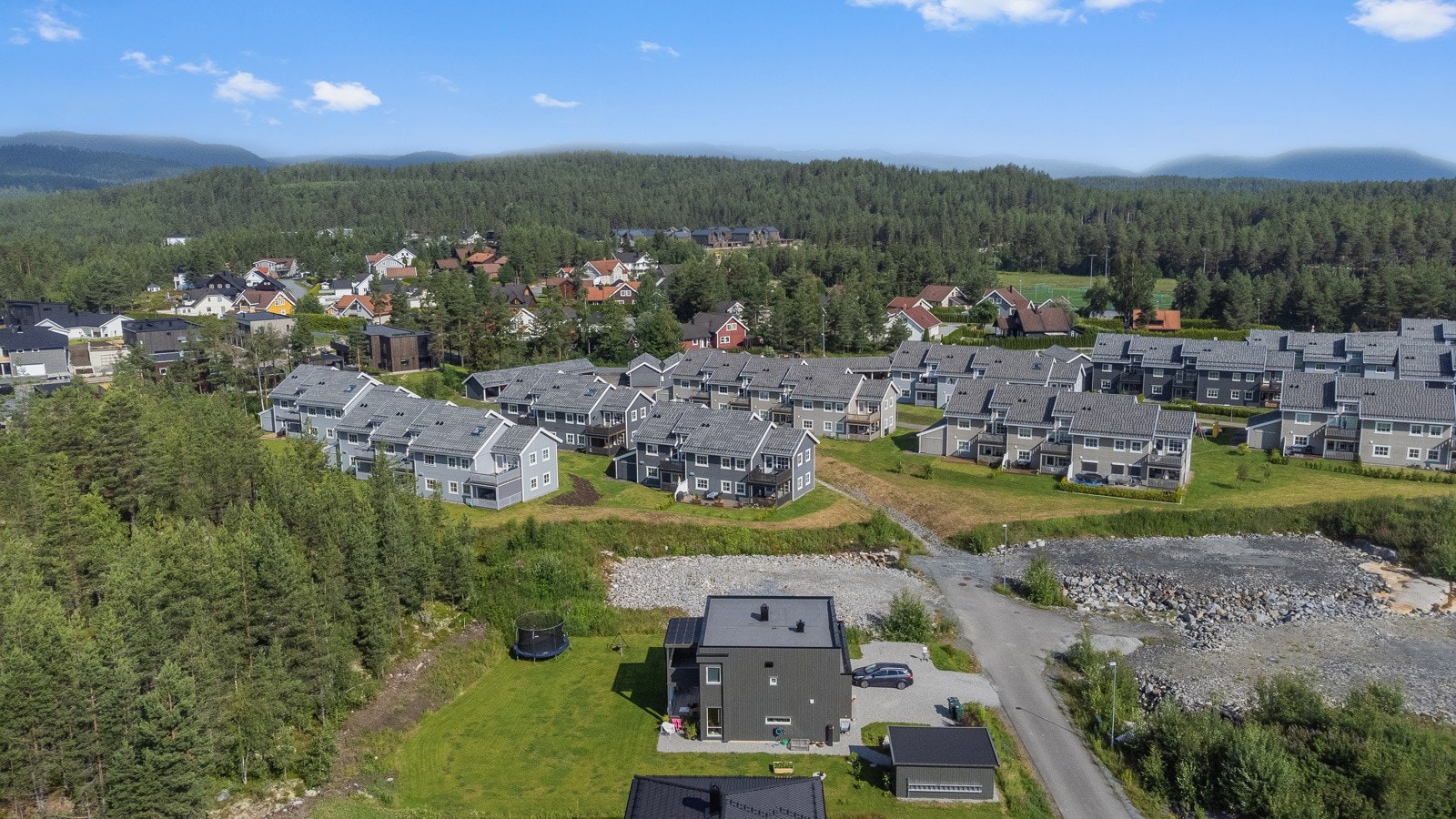 Beliggende i område med variert bebyggelse. Galleribilde