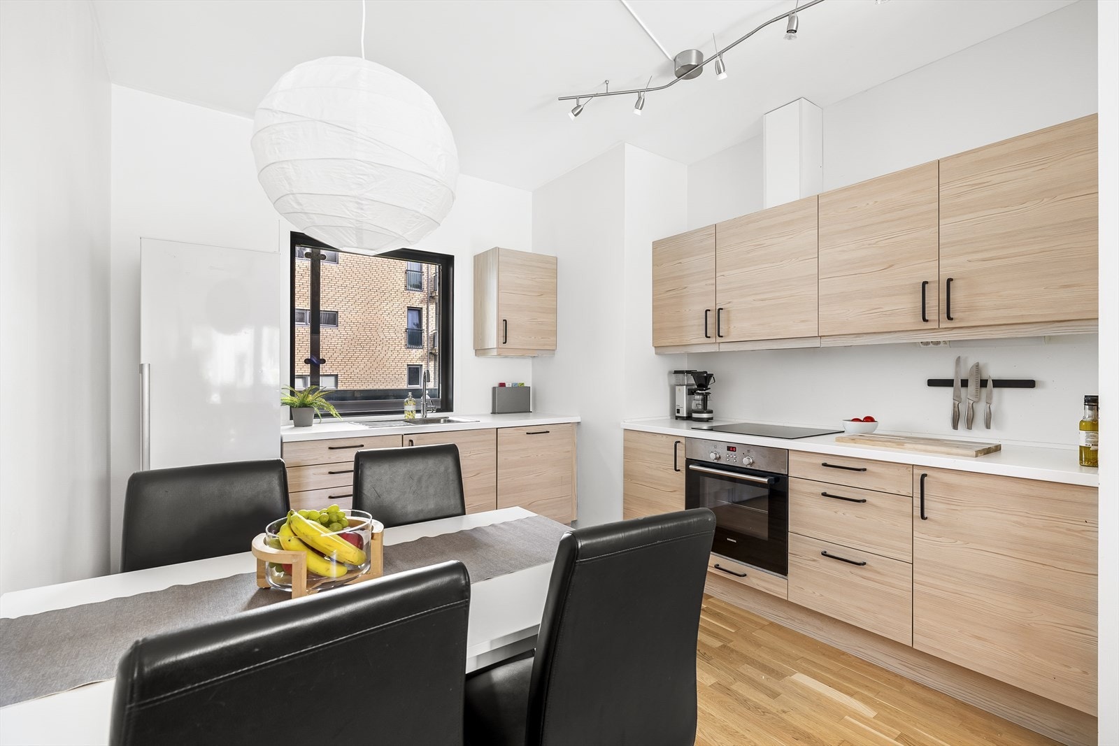 Det er integrerte hvitevarer som komfyr, platetopp og oppvaskmaskin. Galleribilde