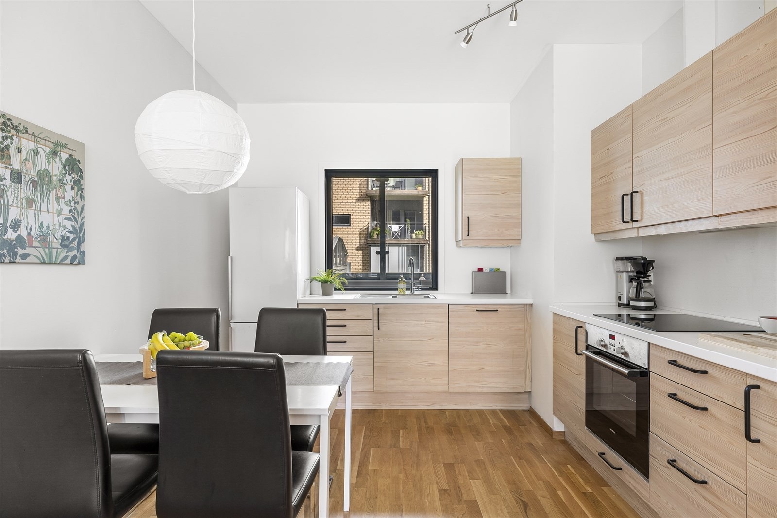 Pent kjøkken med god skap- og benkeplass. Galleribilde