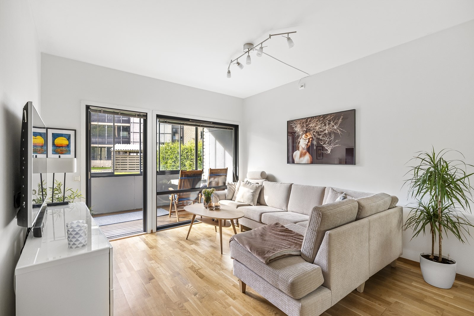 Stuen i leiligheten oppleves som svært lys og luftig, med god takhøyde og store vindusflater som har utsikt mot friområder. Galleribilde