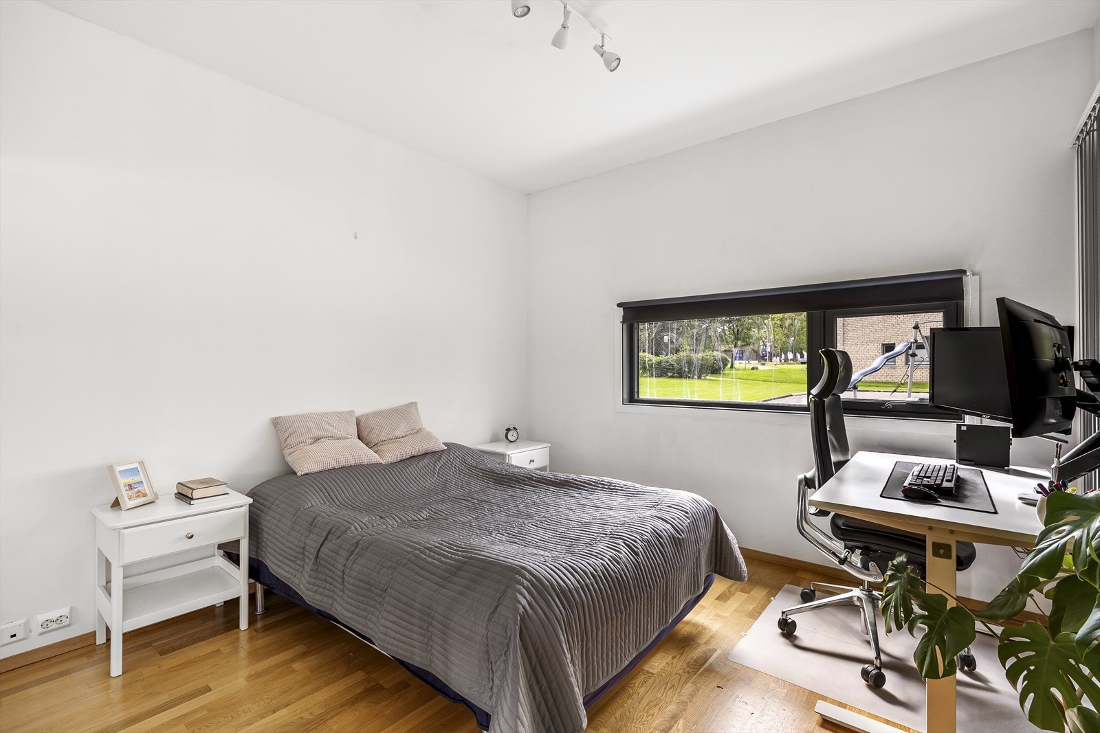 Soverommet er meget romslig med god plass for øvrig møblering. Galleribilde