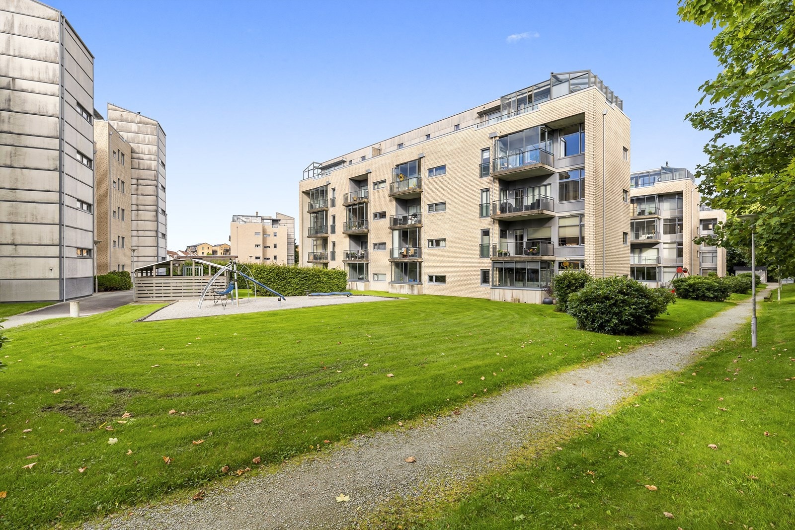 Leiligheten ligger flott til i 1. etasje i ett velorganisert borettslag. Galleribilde