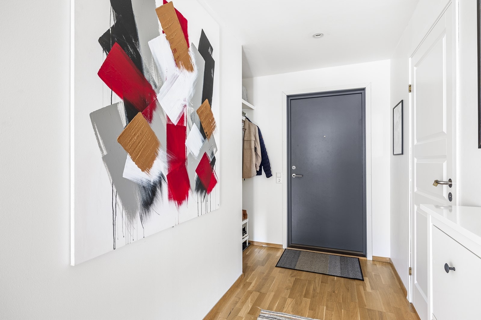 Entre med nisje for yttertøy og sko. Galleribilde