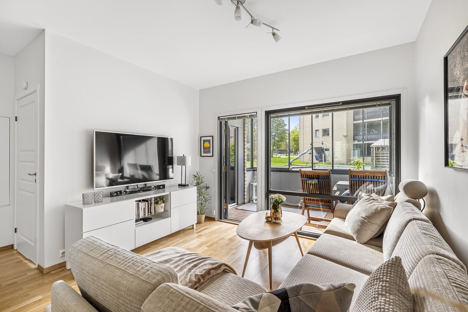 Det er hvite flater på vegger og klassisk eikeparkett. Galleribilde