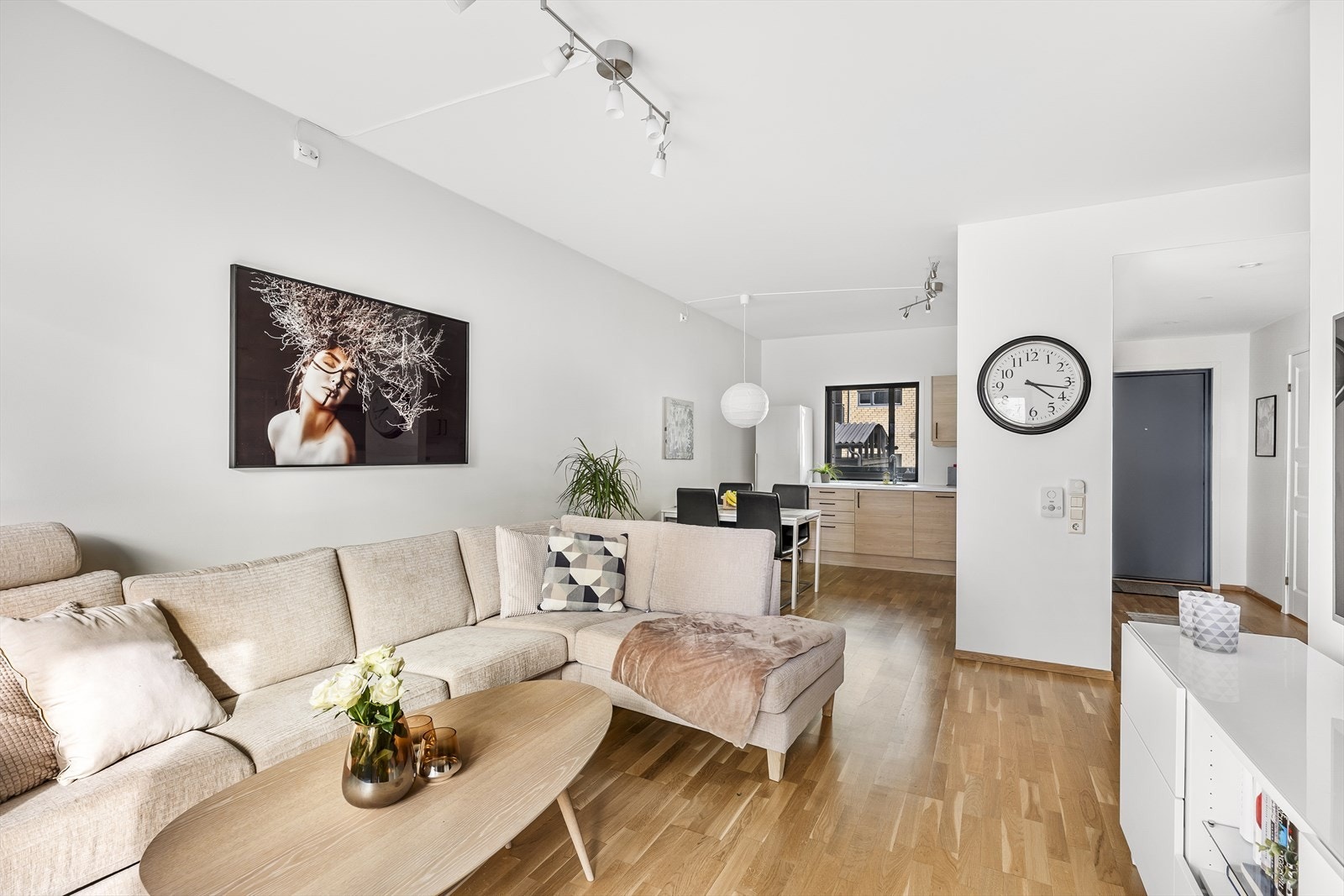 Stue med praktisk åpen kjøkkenløsning. Galleribilde