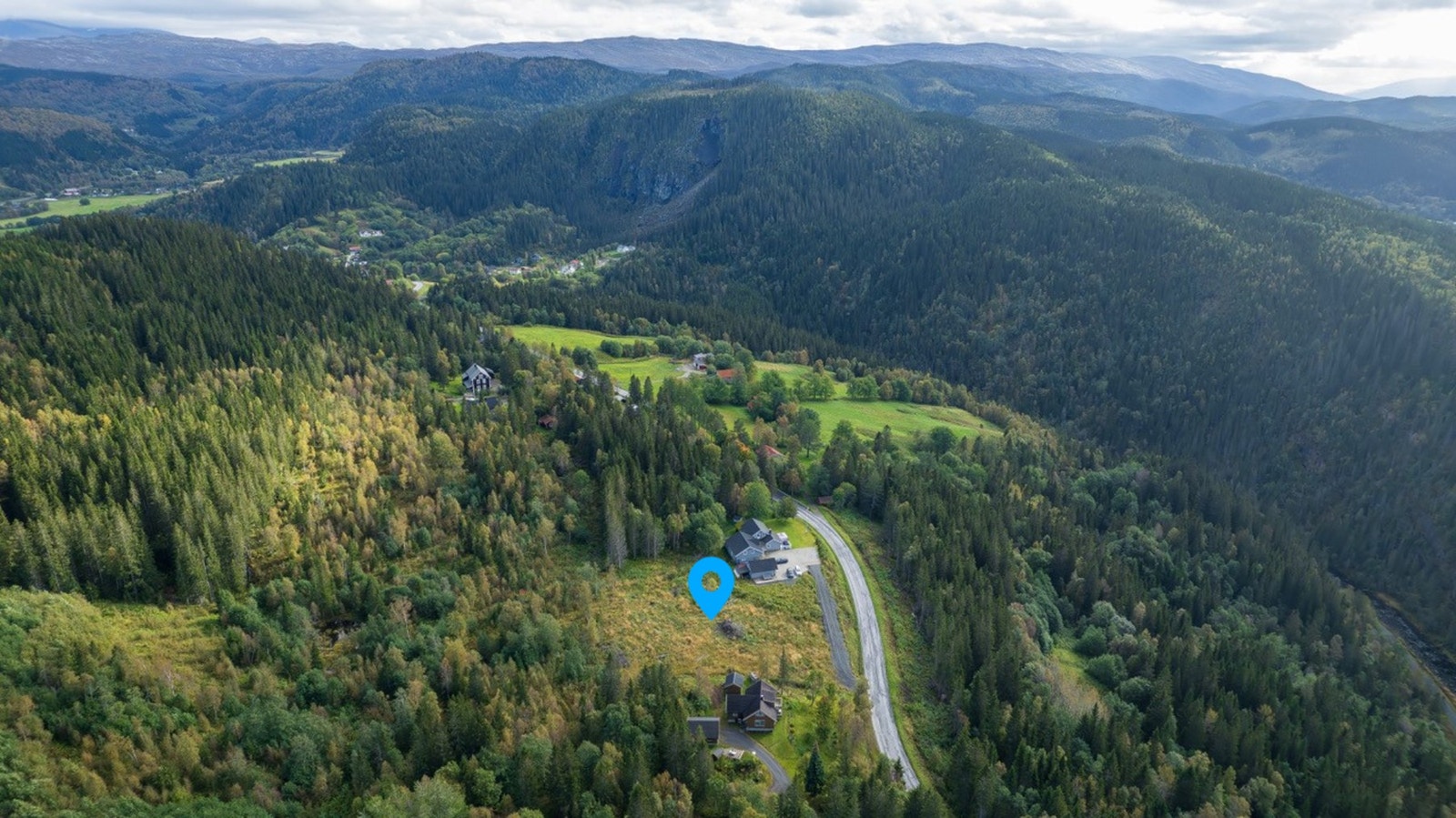 Tomten grenser i nord og sør mot boligeiendom. Mot øst mot privat land eid av annen grunneier og i vest mot fylkesveg. Galleribilde