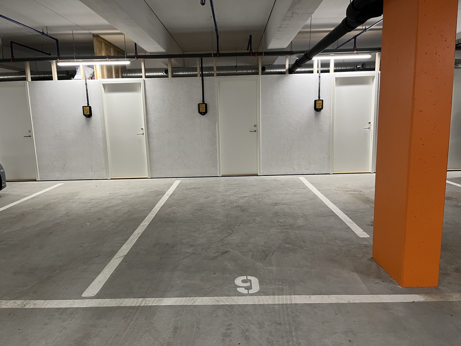 Garasjeplass med el-bil lader og sportsbod i kjeller. Heis fra kjelleretasjen. Galleribilde