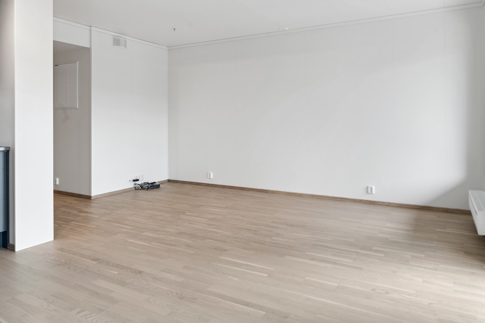 Uttak for kabel-TV i stue. Grunnpakke med internett og kabel-TV er inkludert i fellesutgiftene. Galleribilde