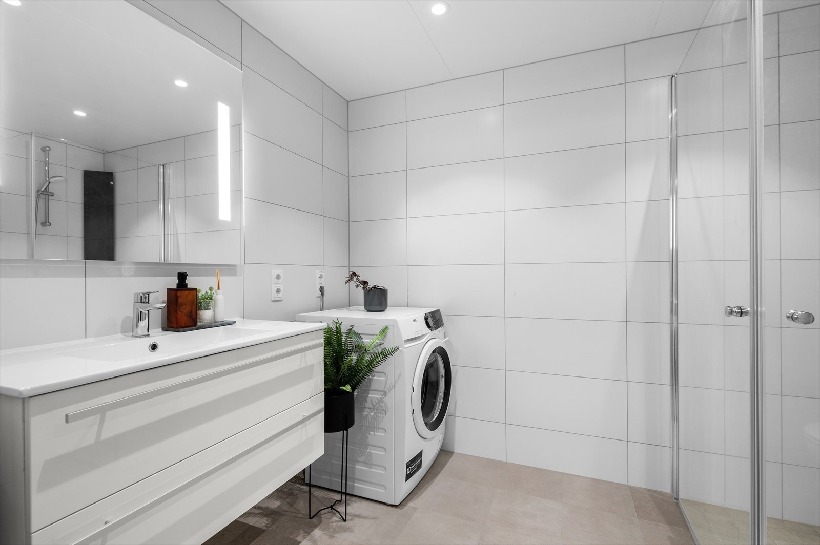 Stilig bad med opplegg for vaskemaskin. Galleribilde