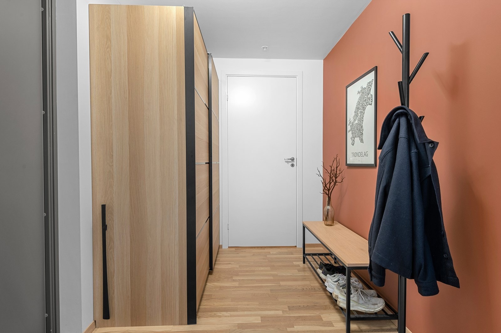 Romslig entrè med god plass til å organisere med garderobeløsninger. Galleribilde