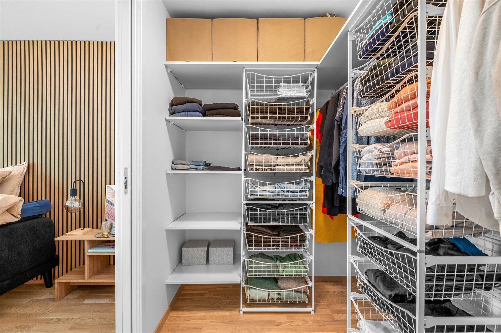 Fra hovedsoverommet er det direkte inngang til Walk-in closet. Galleribilde