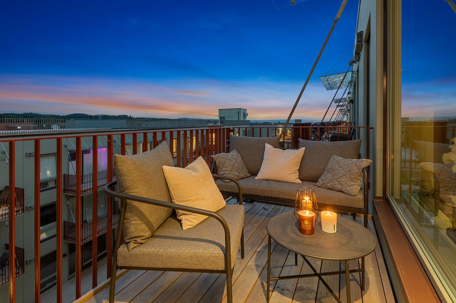 Med beliggenhet i toppetasjen har leiligheten en pen utsikt Galleribilde