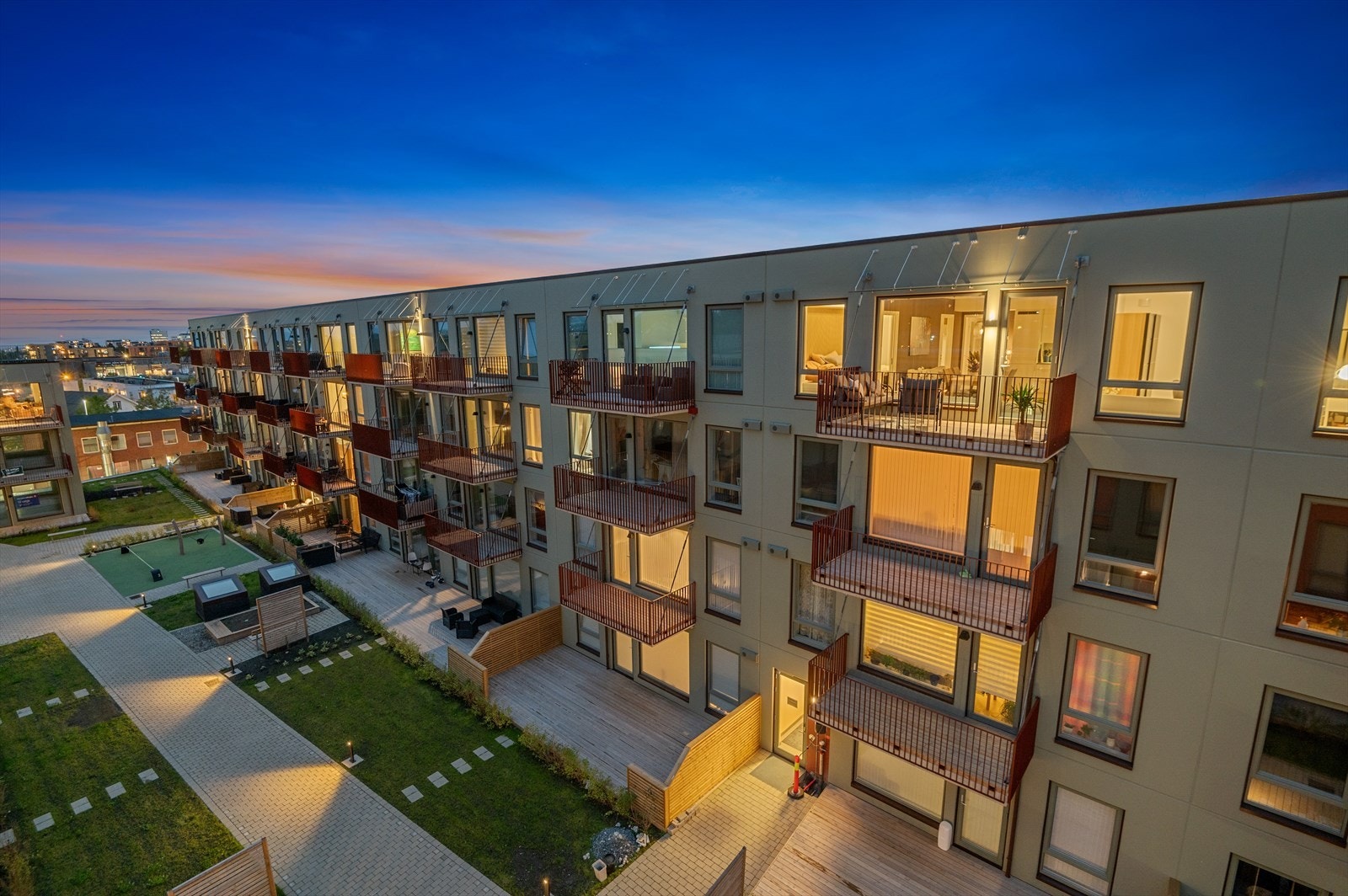 Det medfølger egen parkeringsplass i oppvarmet p-kjeller hvor det er klargjort for el-bil lading. Galleribilde