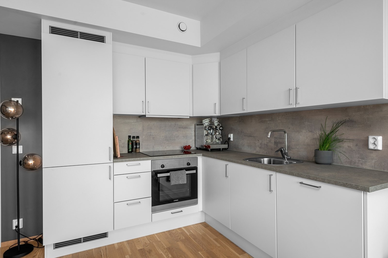 Hvitevarene er fra Siemens og består av induksjonstopp, stekeovn, oppvaskmaskin og kjøl/frys. Galleribilde