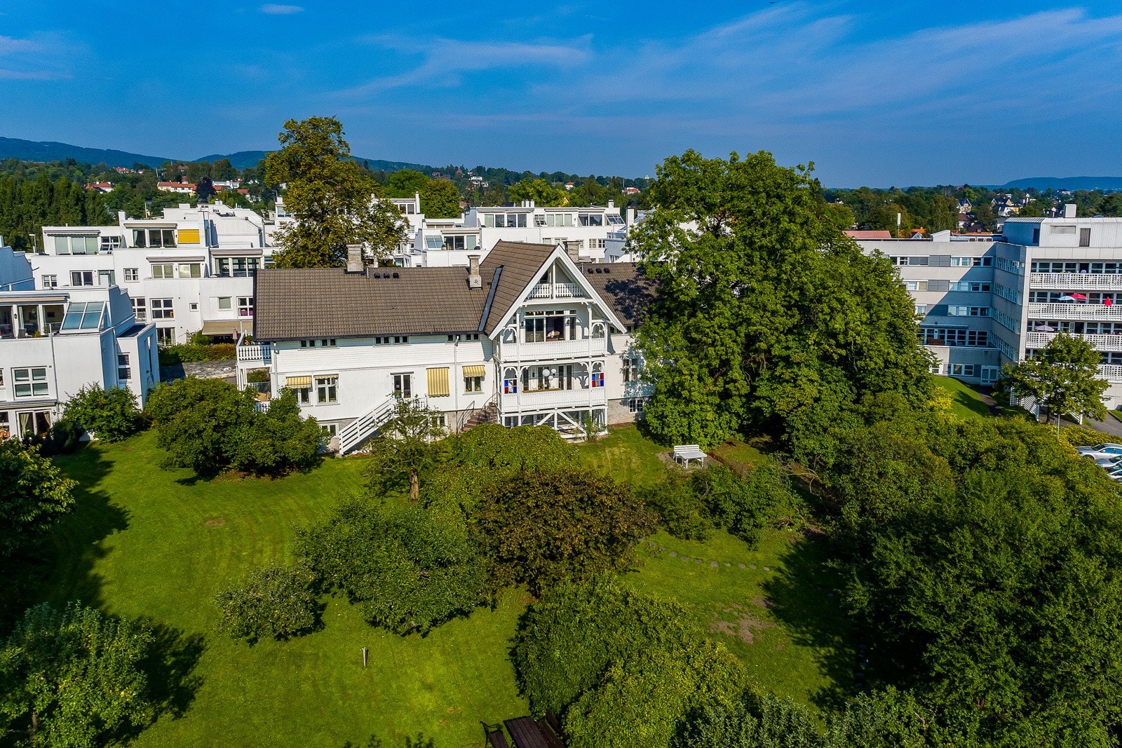 Dronebilde hage og fasade. Galleribilde