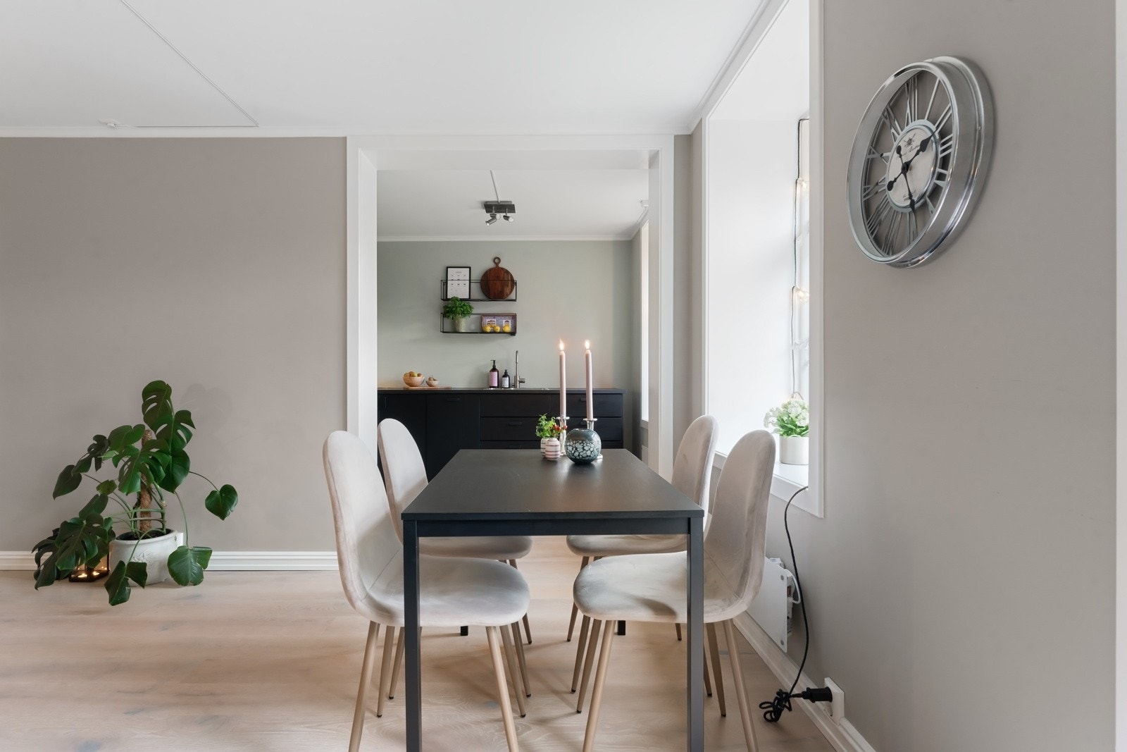 Stuens inndeling gjør at man enkelt kan etablere et soverom til her ved å sette opp lettvegg og flytte kjøkken lengre ut i stue. Galleribilde