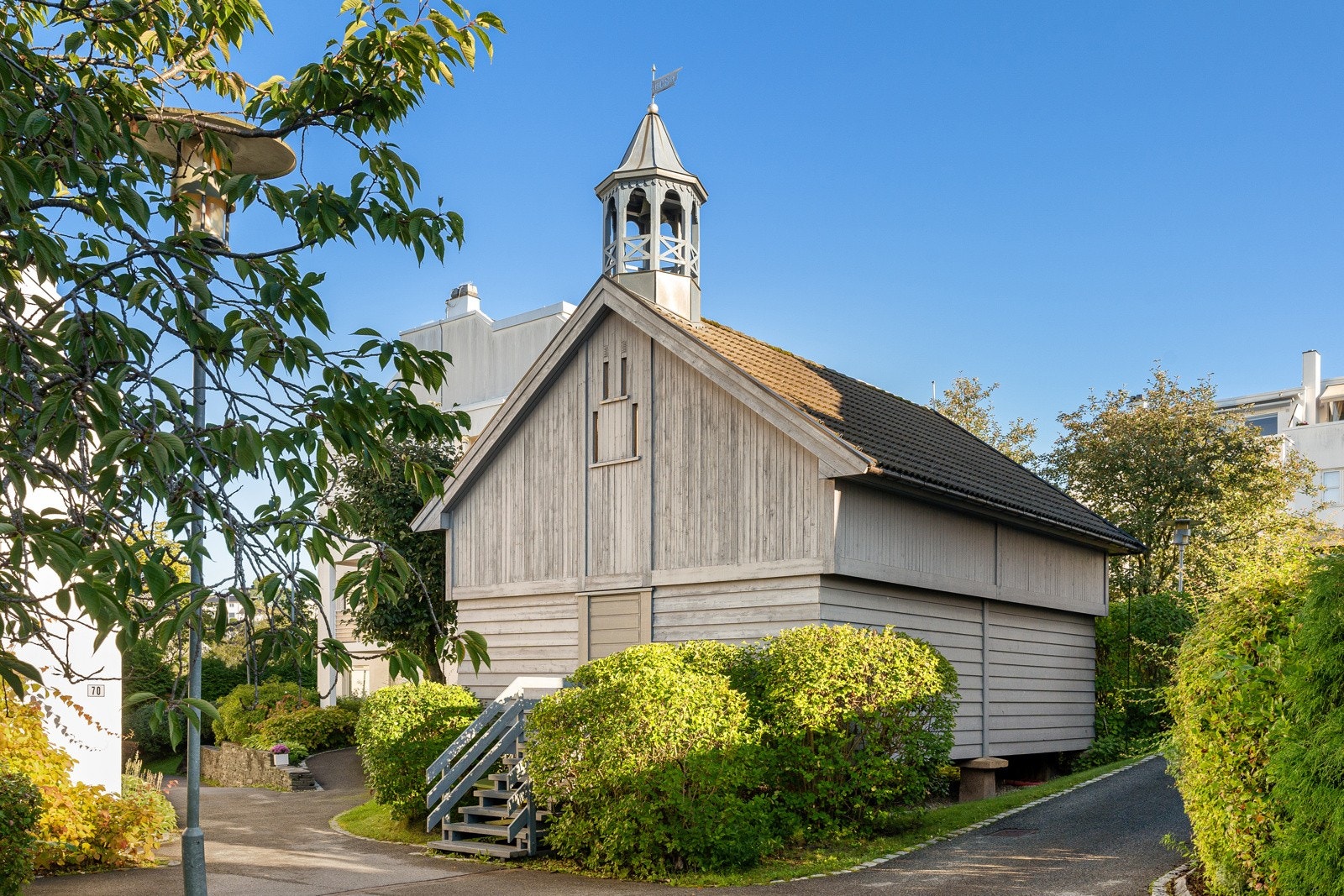 Gården stammer fra 1100-tallet og var da underlagt Hovedøya Kloster, senere Krongård. Galleribilde