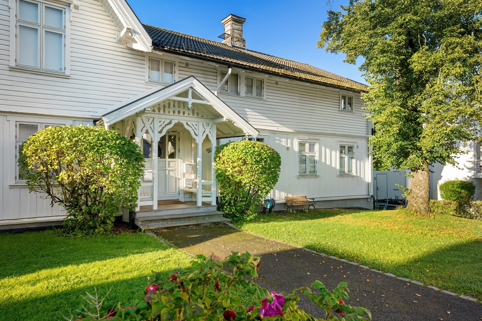 Hovedhuset ble på slutten av 1800-tallet bygget om til sveitserstil og i 1988/89 ominnredet til seks leiligheter. Galleribilde