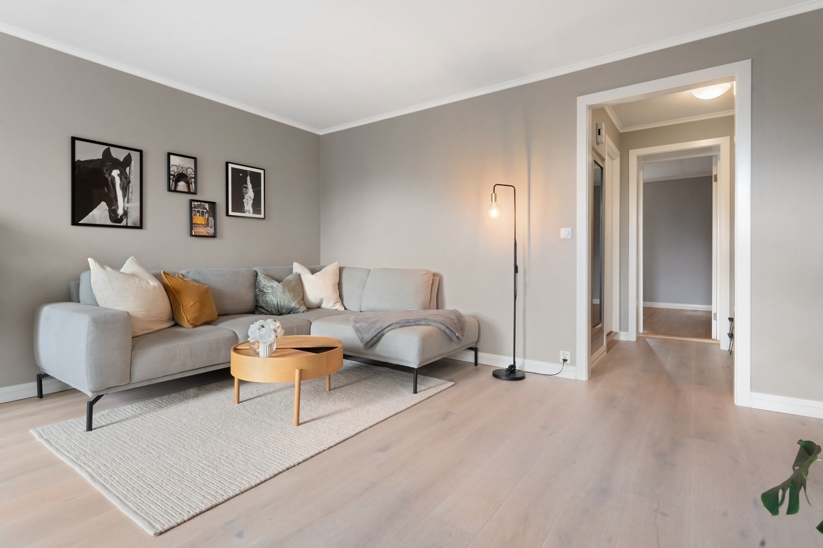 Stuen er et lyst og innbydende rom med enstavs lyst parkettgulv og slette overflater. Galleribilde