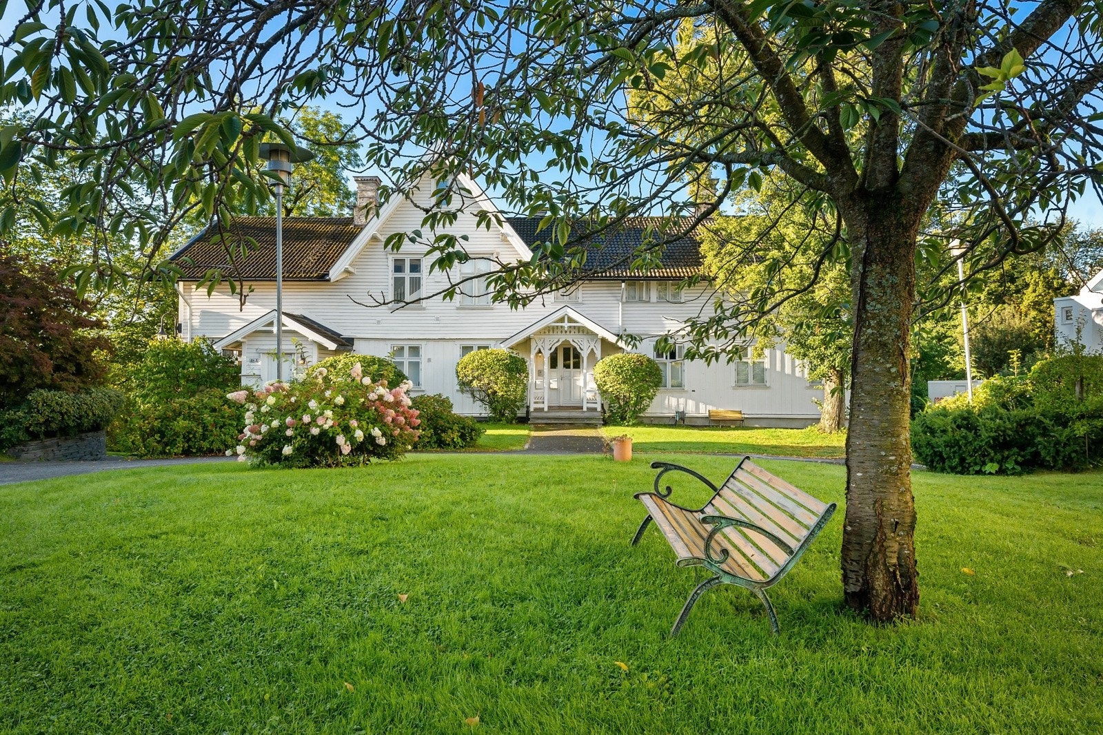 Villaen ble bygget på slutten av 1800-tallet av Carl Smestad, og var hovedhuset til Smestad gård. Galleribilde