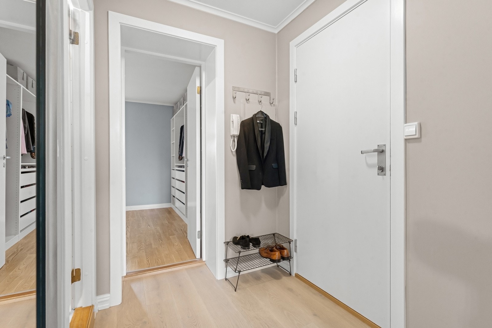 Lys og innbydene entré med plass til oppheng av yttertøy. Galleribilde