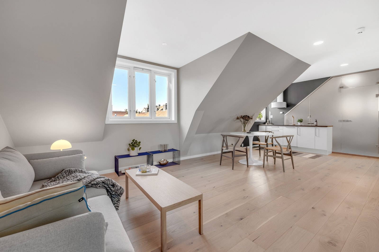 EiendomsMegler1 ved Markus Tangvik har glden av å presentere en urban toppleilighet i Øvre Møllenberg gate 73 A på Møllenberg. Galleribilde