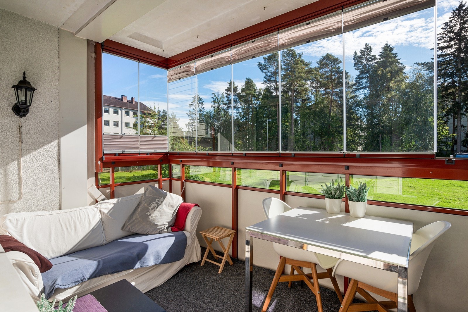 Fra stuen kommer du ut til en nydelig innglasset balkong på ca. 8 m² som vender mot syd og har gode solforhold Galleribilde