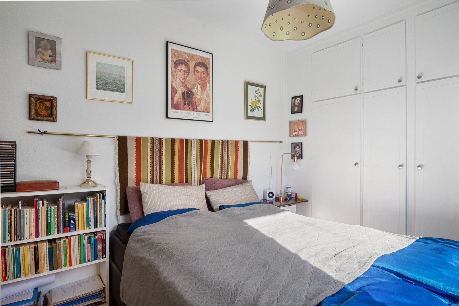 Det er godt med plass til oppbevaring i garderobeskapet Galleribilde